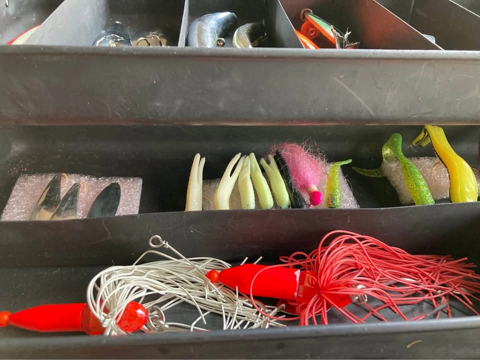 Estate Sale Vintage Metal Tackle Box With Lures - photo 4