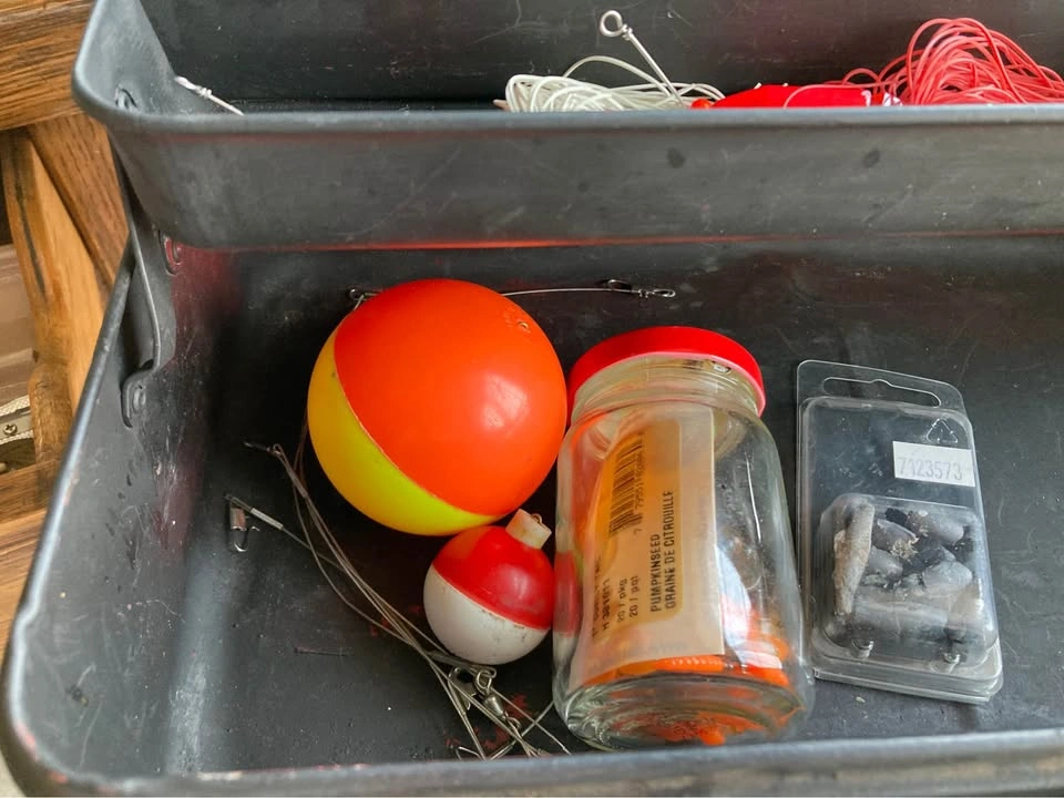 Estate Sale Vintage Metal Tackle Box With Lures - photo 5