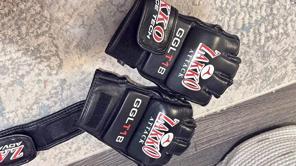 Lakko GGLT1B MMA Gloves and Wooden Martial Arts Training Set
