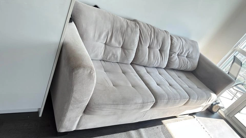 Light Gray Tufted 3-Cushion Sofa - photo 3