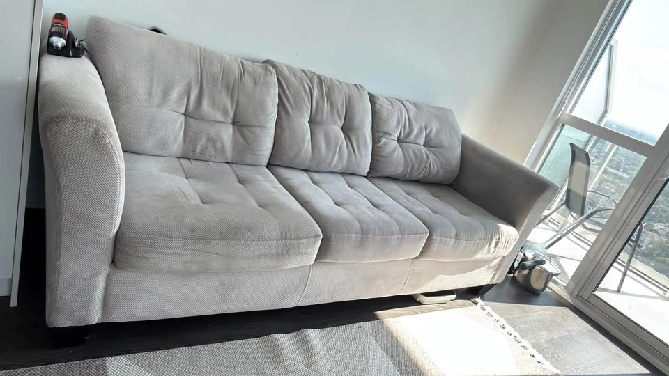 Light Gray Tufted 3-Cushion Sofa - photo 4