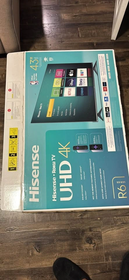 Hisense 43" R6 Series 4K UHD Roku Smart TV - photo 2