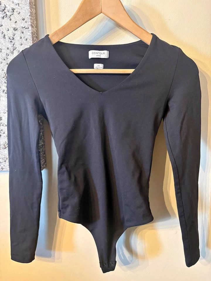 Aritzia contour black long sleeve bodysuit XS