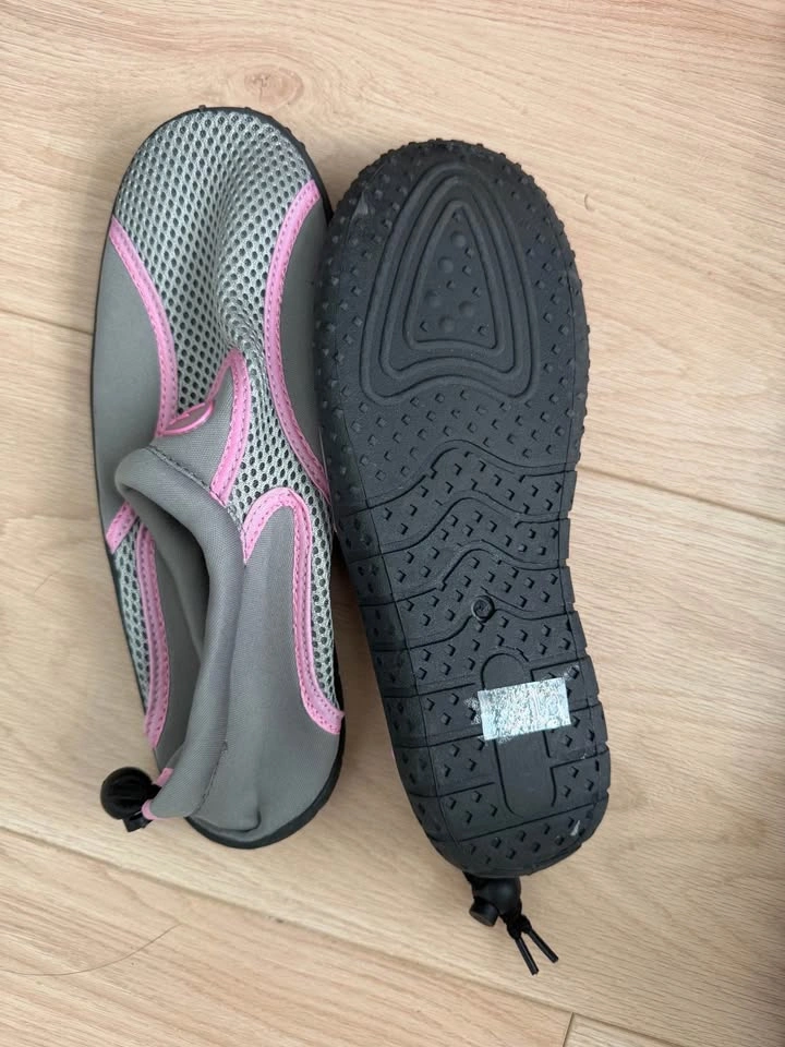 Grey and Pink Water Shoes with Drawstring - photo 2