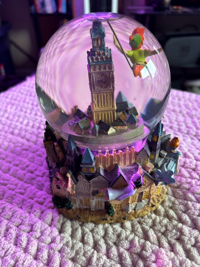 Disney Hallmark Peter Pan Snow Globe - photo 2