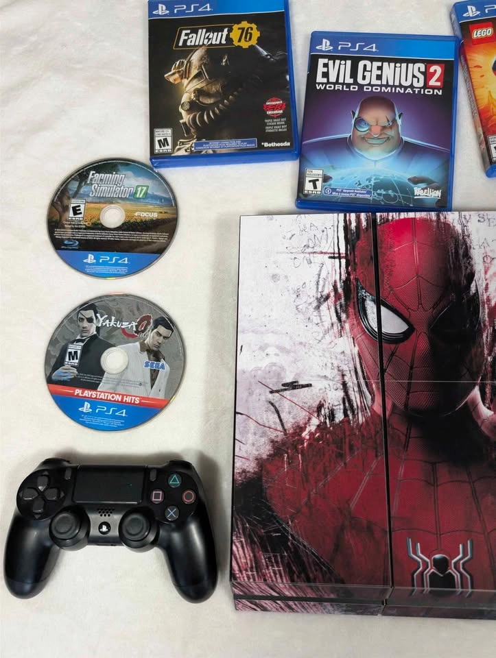 Ps4 (Spiderman Skin) + 2 Controllers and 5 Games - photo 3