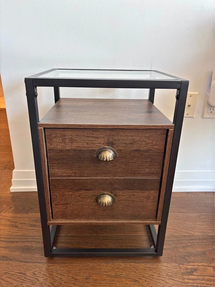 2 nightstands