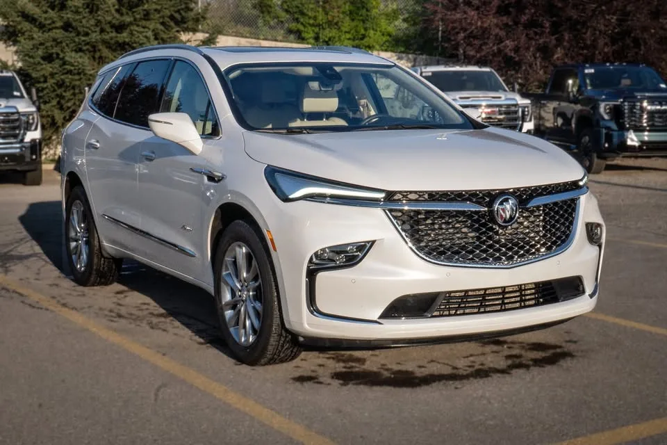 2024 Buick Enclave Avenir AWD thumbnail