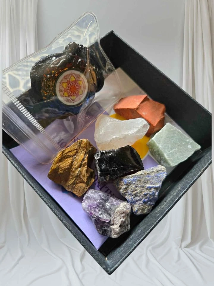 Chakra Crystal Healing Set – 7 Raw Stones + Pendant