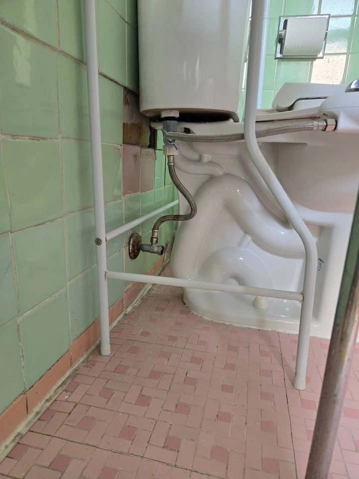 Metal over-the-toilet shelf - photo 4