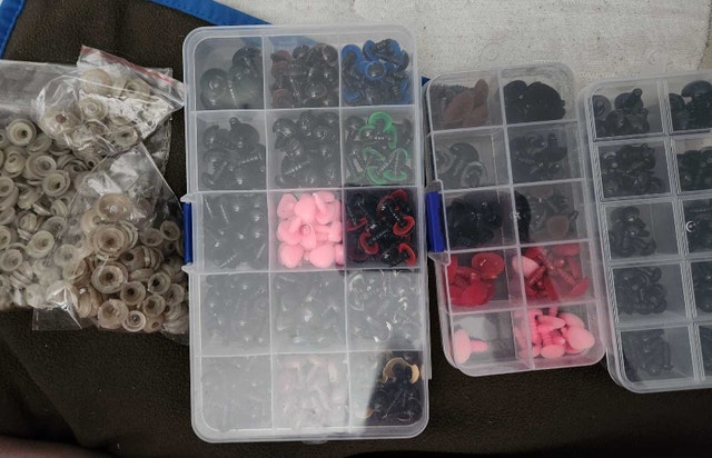 several dozen unused safety eyes and noses for crafting