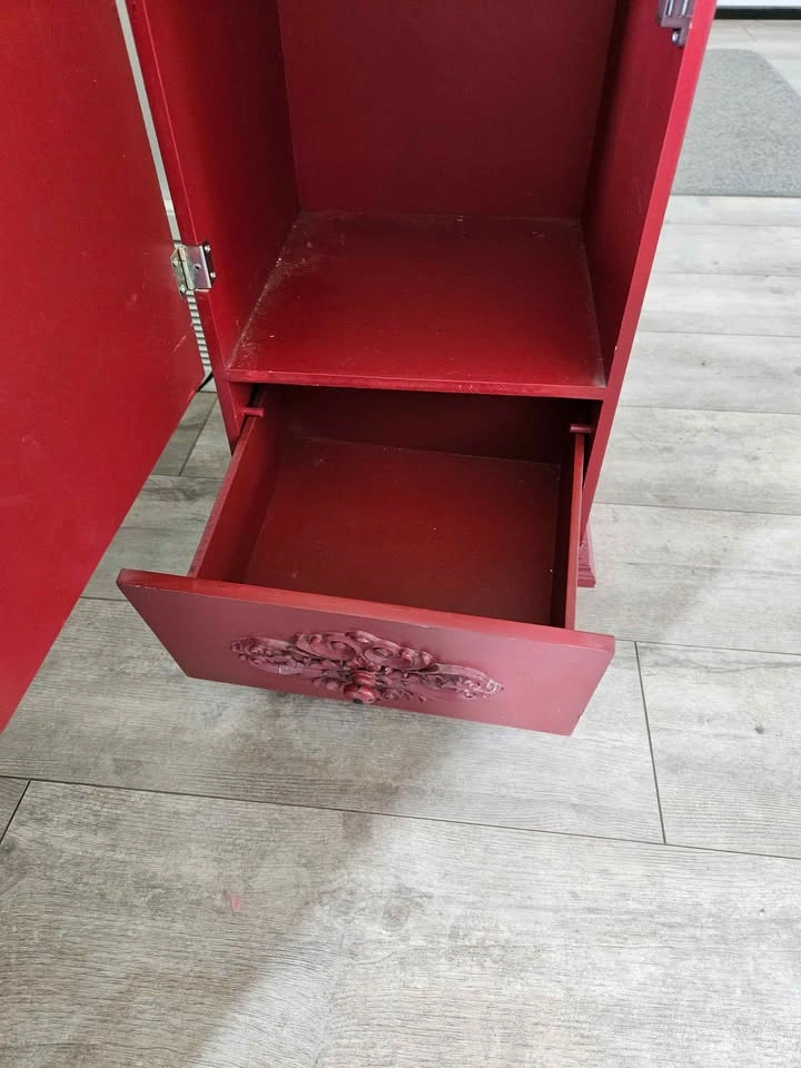 Shabby chic burgundy cabinet - photo 2