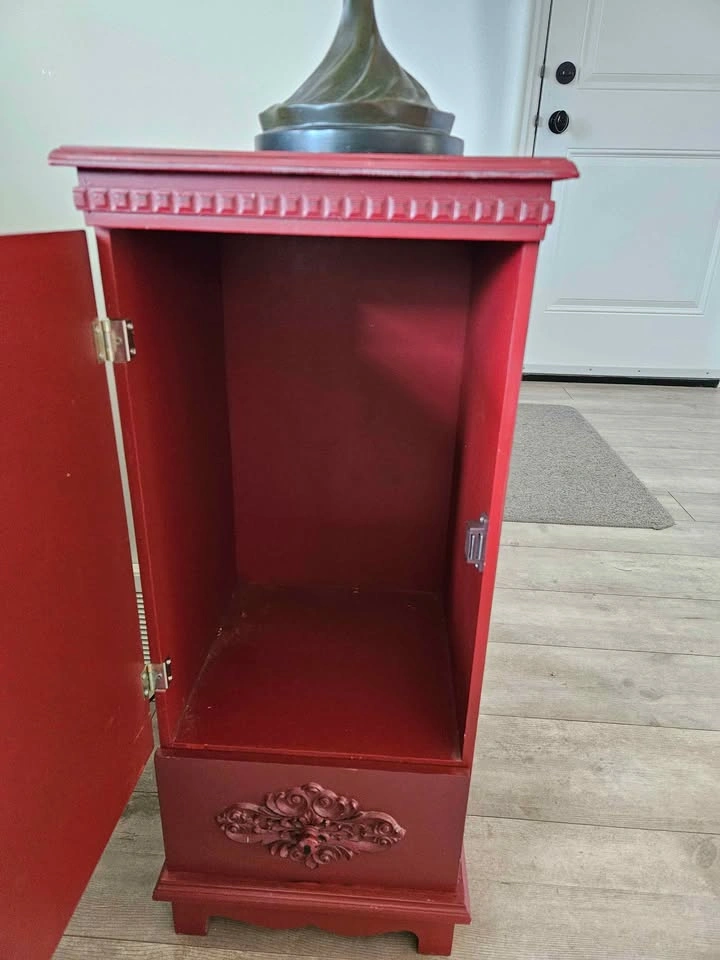 Shabby chic burgundy cabinet - photo 3