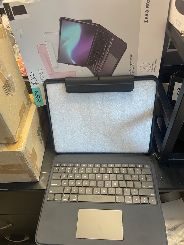 ESR Ascend Keyboard Case for iPad Pro 13" - Black - photo 3