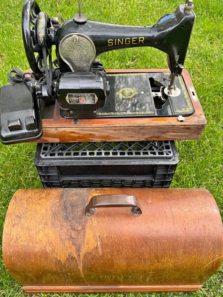 Antique Portable SINGER Sewing Machine with Brentwood Case