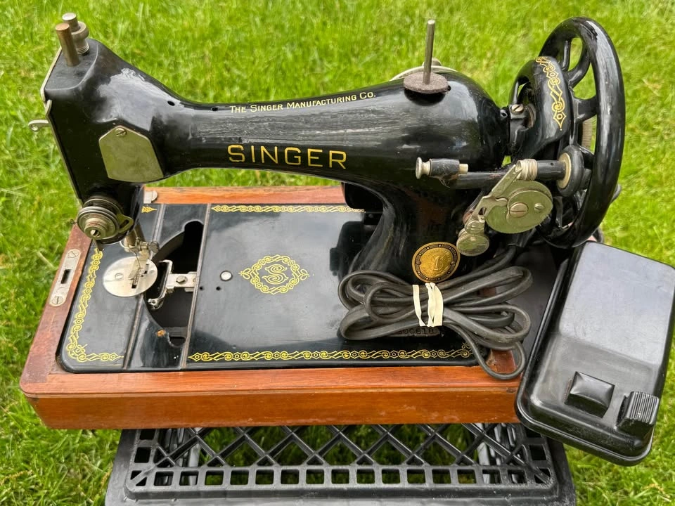 Antique Portable SINGER Sewing Machine with Brentwood Case - photo 2