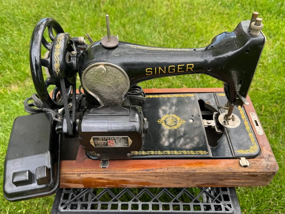 Antique Portable SINGER Sewing Machine with Brentwood Case - photo 3