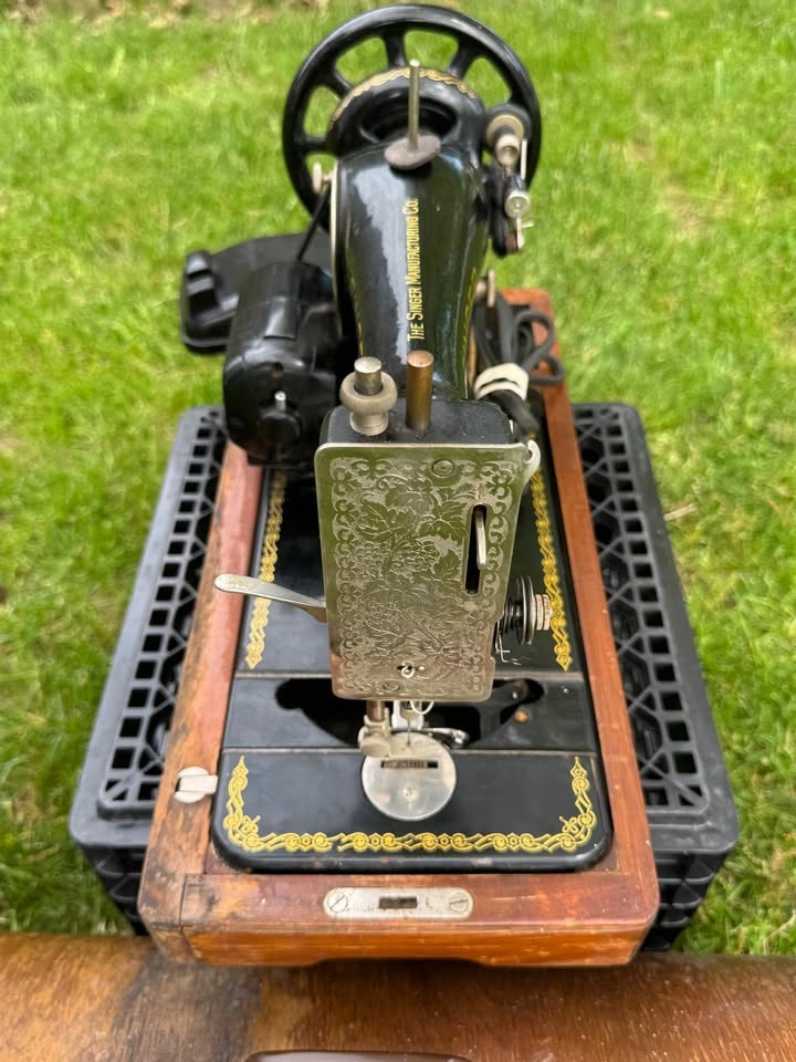 Antique Portable SINGER Sewing Machine with Brentwood Case - photo 4