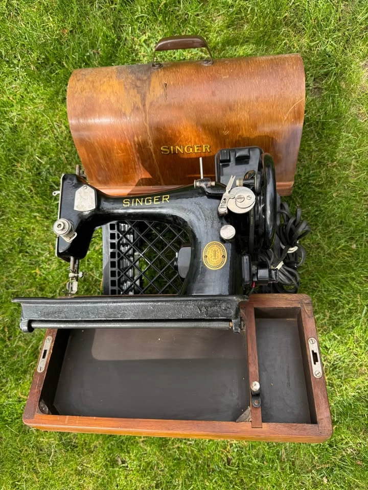 Antique Portable SINGER Sewing Machine with Brentwood Case - photo 5