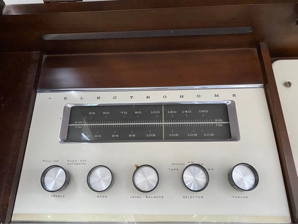 Electrohome Kismet Stereo Console with Garrard Turntable - photo 3