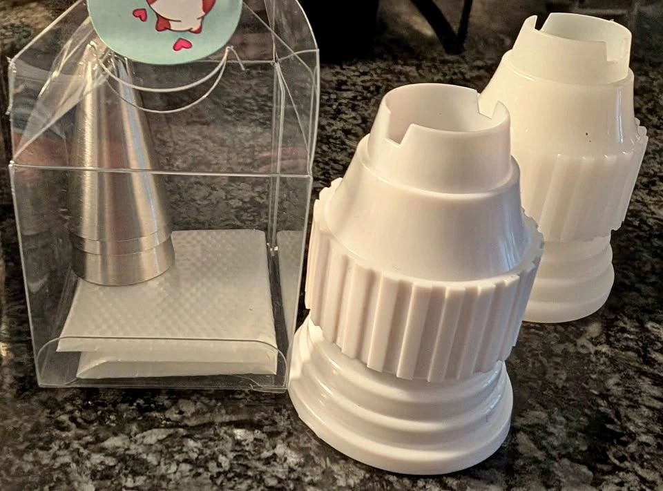 2 Cake decorating couplers, 8 icing nozzle tips