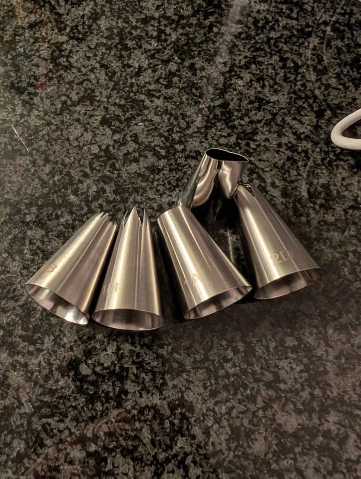 2 Cake decorating couplers, 8 icing nozzle tips - photo 3