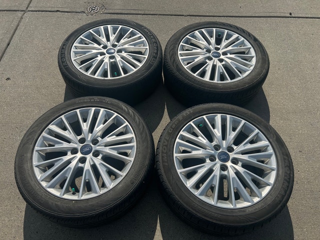 Ford 17 inch Alloy Wheels and 215/50R17 Tires