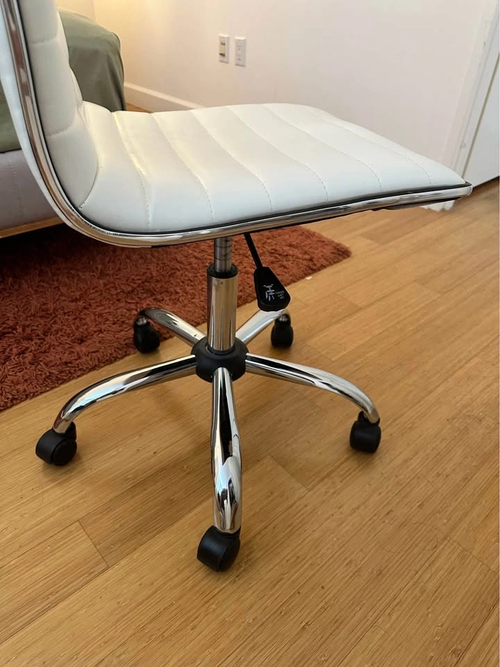 White chair with wheels and adjustable height - photo 5