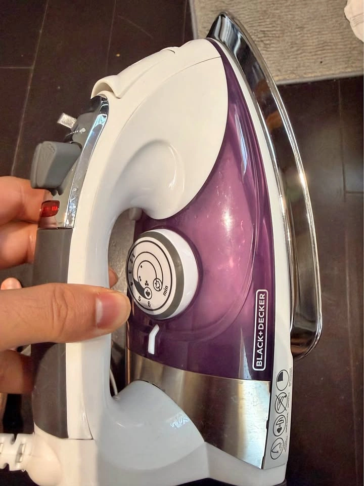 Black & Decker Steam Iron (1500W)