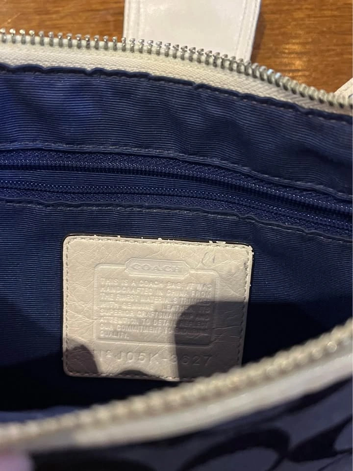 Coach Signature Navy & White Crossbody Purse – Excellent Conditi - photo 4