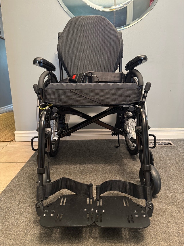 Quickie QX1 Wheelchair - like new!