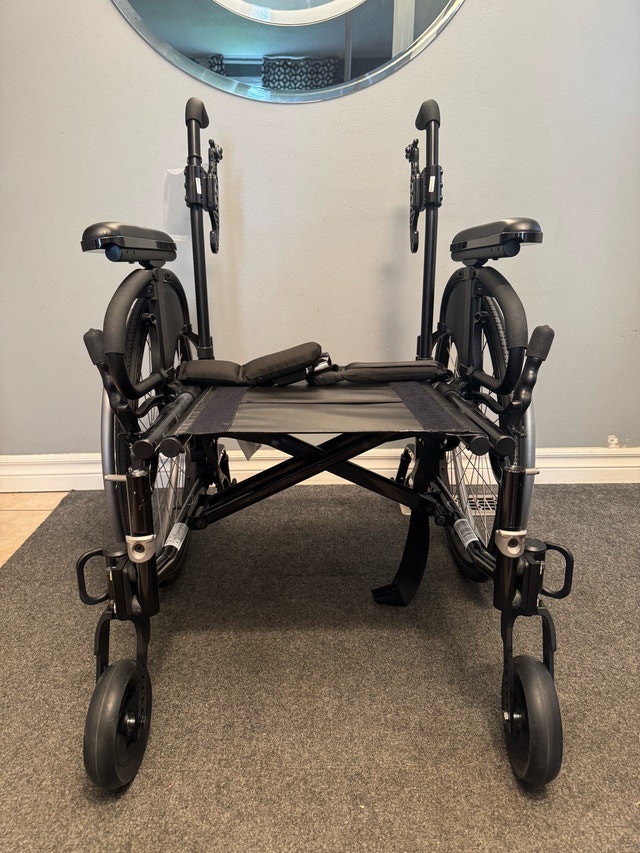 Quickie QX1 Wheelchair - like new! - photo 2