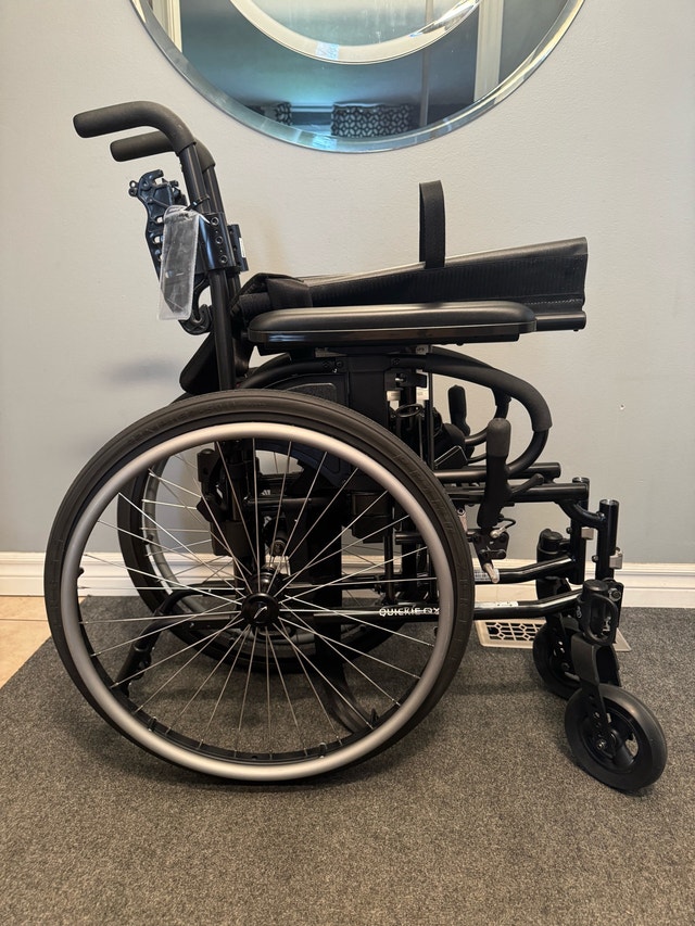 Quickie QX1 Wheelchair - like new! - photo 4