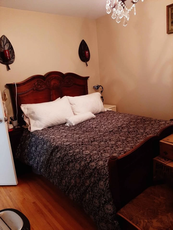 1890's Belgium Queen Bed includes Mattress - photo 2