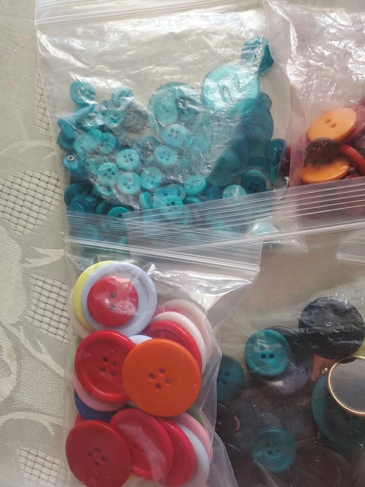 Large Assorted Craft & Sewing Buttons Lot (Mixed Sizes & Colors) - photo 4