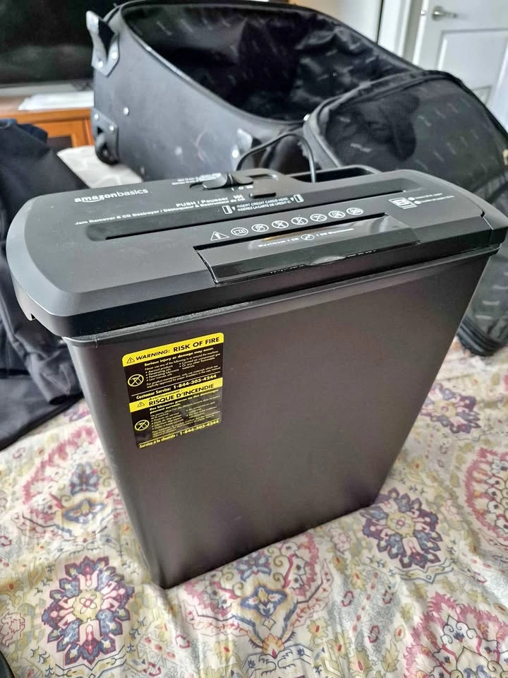 Amazon Basics Shredder (Paper, CDs and Cards)