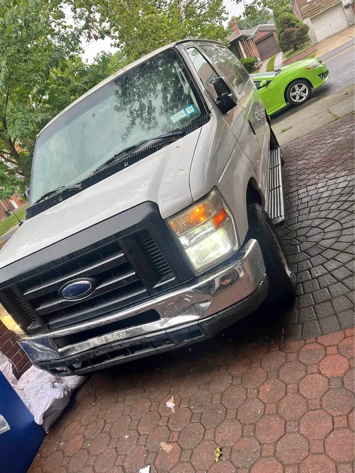 2009 Ford E350 Super Duty Cargo · XLT