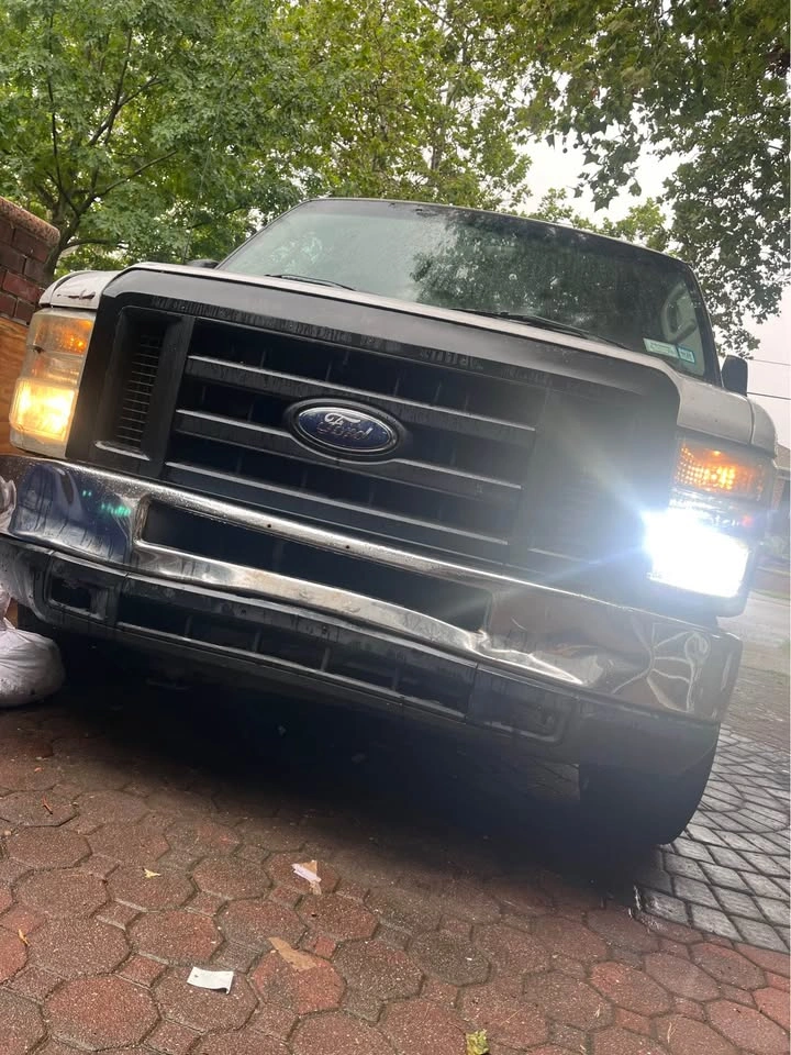 2009 Ford E350 Super Duty Cargo · XLT - photo 2