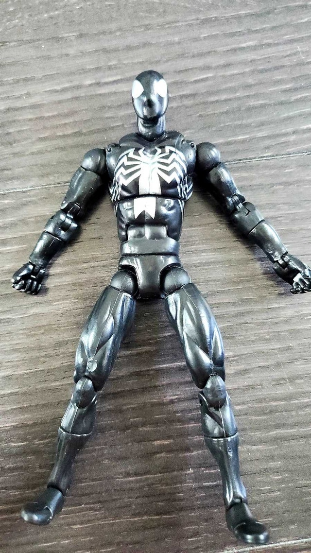 Marvel Spider-Man Origins Symbiote Suit Action Figure