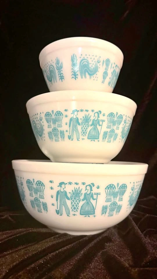 Vintage Pyrex Butterprint (Amish) nesting bowls