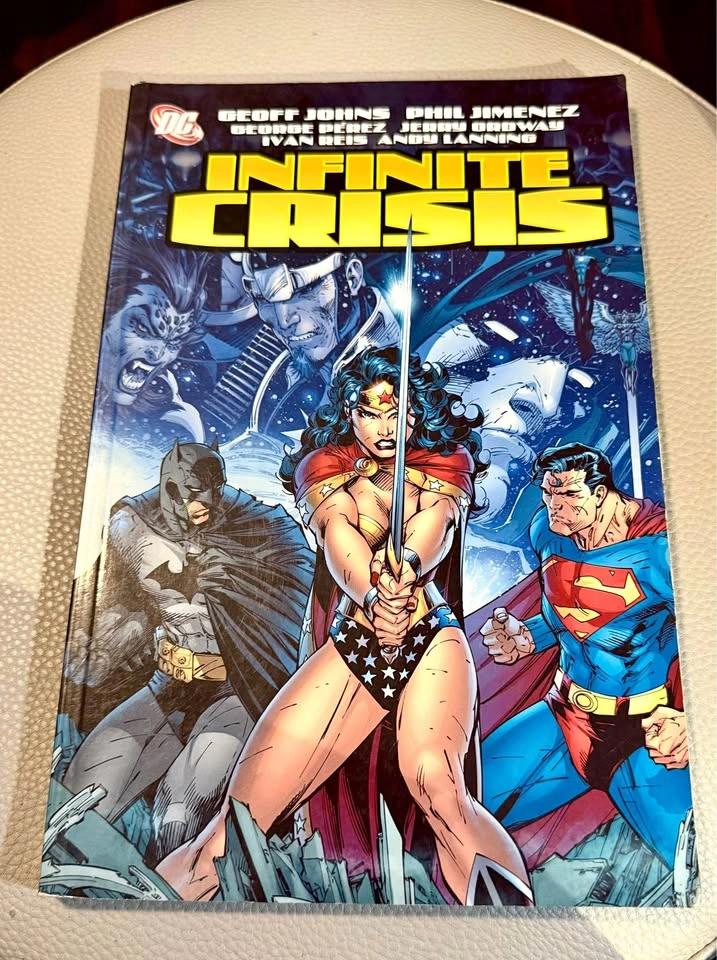 DC Comics -Infinite Crisis graphic novel EUC