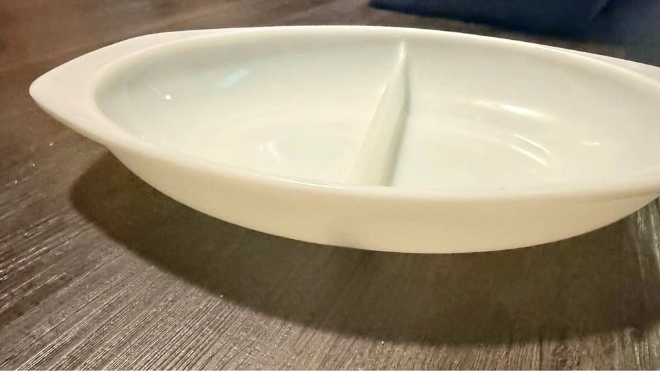Vintage Pyrex opal divided dish - 1 litre