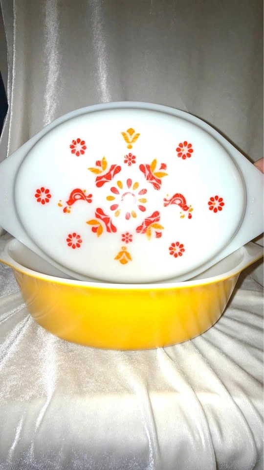 Vintage Pyrex Friendship Casserole dish 2.5 quart