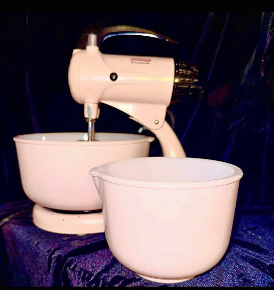 Vintage Pink Sunbeam Mixer w/original pink bowls