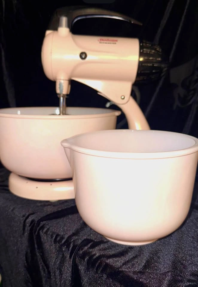 Vintage Pink Sunbeam Mixer w/original pink bowls - photo 2