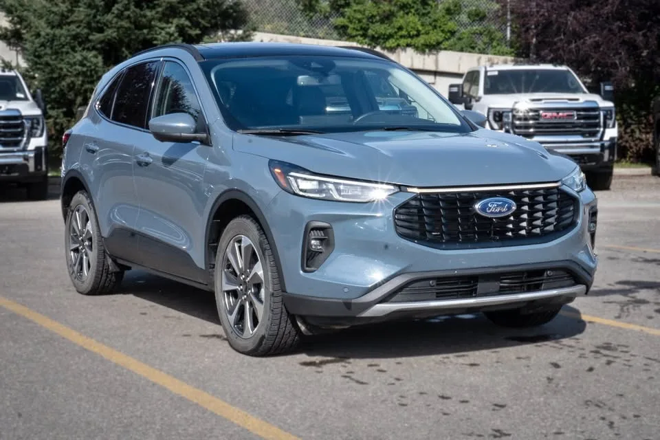 2024 Ford Escape Platinum AWD thumbnail