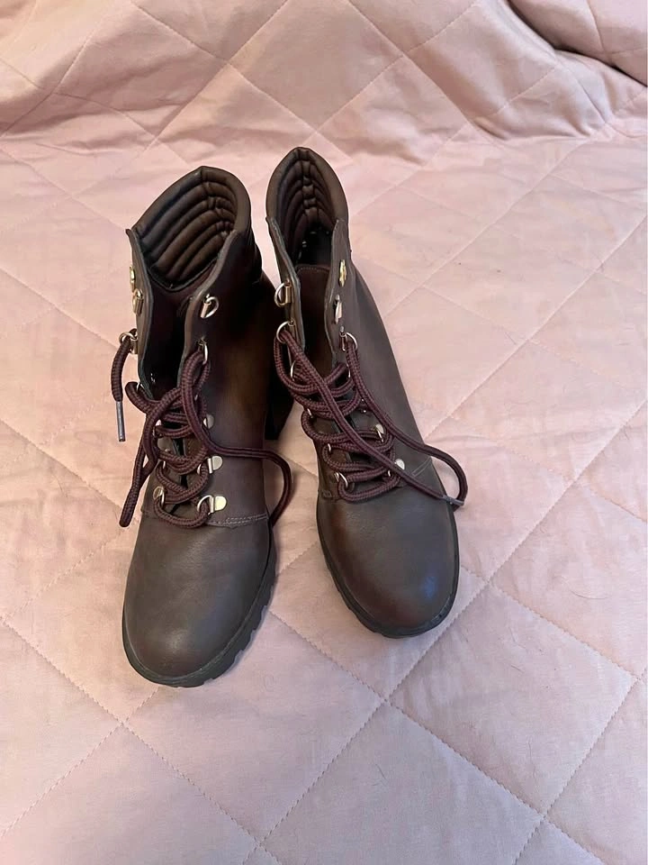 Women’s Boots - Size 9 - Via Marte