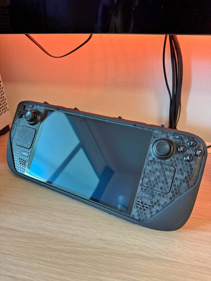 Steam deck OLED 512GB - mint condition - with DBrand skin