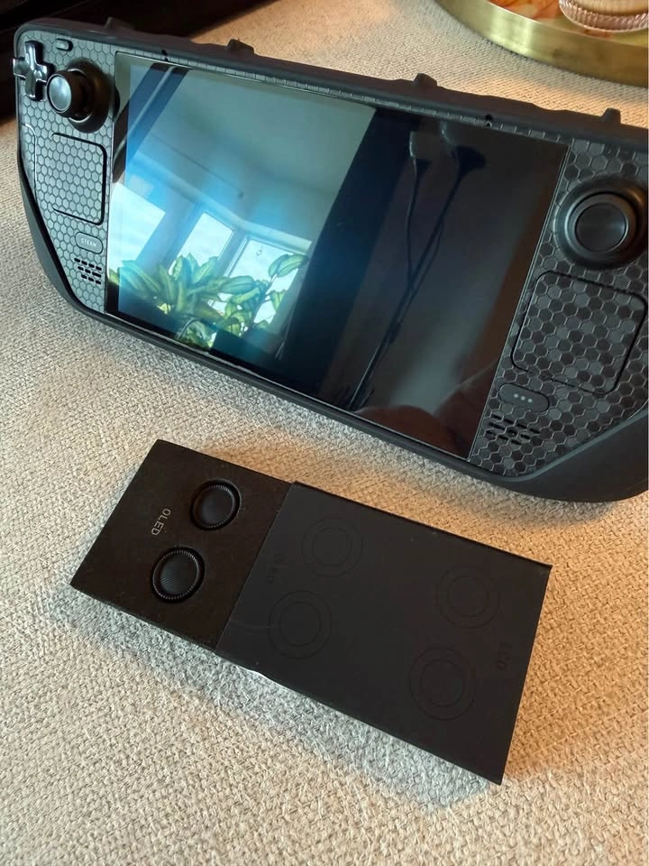 Steam deck OLED 512GB - mint condition - with DBrand skin - photo 3