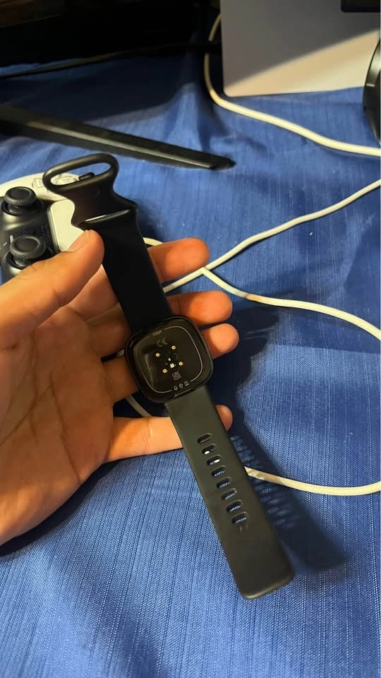 Fitbit Versa 4 LITERALLY NEW - photo 3